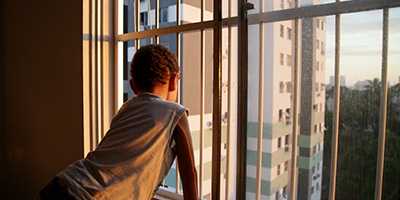 Garde-corps fenêtre protégeant un enfant dans un immeuble Garde-corps fenêtre protégeant un enfant dans un immeuble